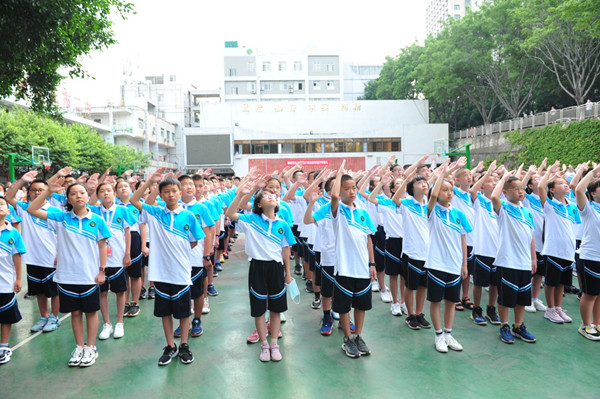 9月1日清晨,攀枝花市第二初级中学校的校园操场上,举行了一场温馨而