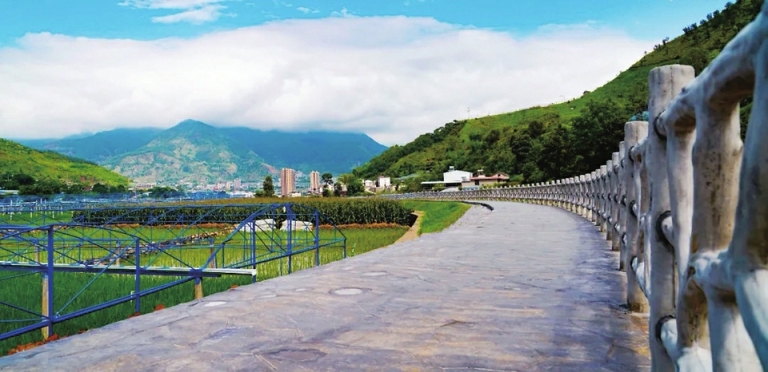 近日,走进米易县草场河水系连通及水美乡村建设项目现场,施工人员或忙